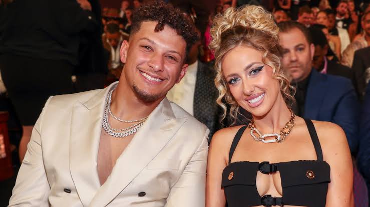 Incredible: Brittany ditched her signature blonde hair for a sexy photo shoot, Brittany Mahomes officially has her husband's approval on her new hair transformation.
